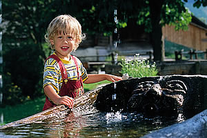 Kinderspaß am Wasser